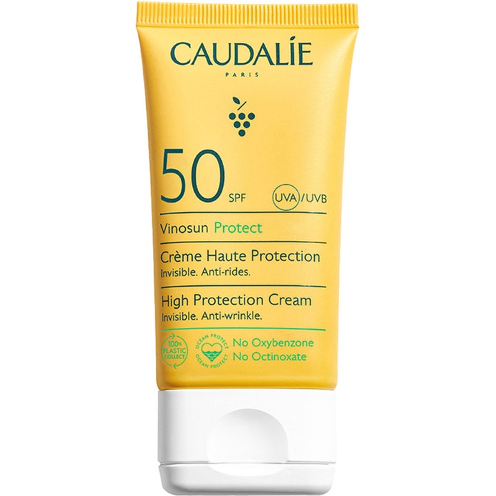 Caudalie Vinosun Protect High Protection Cream SPF50 aurinkovoide silottaa ryppyjä keltaisessa valkokorkkisessa tuubissa.