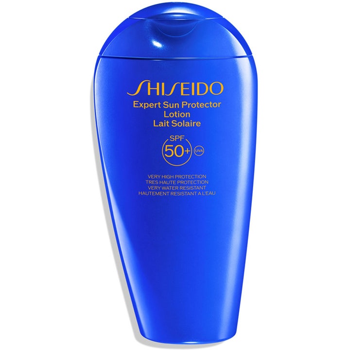 Shiseido Expert Sun Protector Lotion SPF 50+ aurinkovoide antaa korkean suojan kirkkaansinisessä muovipullossa.