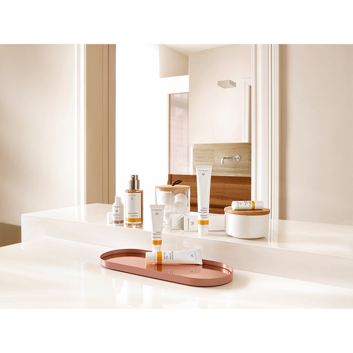 Dr. Hauschka Night Serum 20 ml elvyttävä yöseerumi osana ihonhoitorutiinia vaaleassa kylpyhuoneessa.