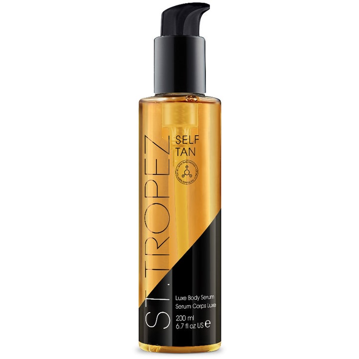 St. Tropez Self Tan Luxe Body Serum 200 ml heleyttävä itseruskettava seerumi kultaisessa pullossa mustalla pumpulla.