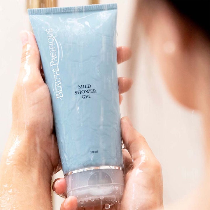 Beauté Pacifique Mild Shower Gel 200 ml puhdistava suihkugeeli vaaleansinisessä tuubissa suihkutilanteessa.