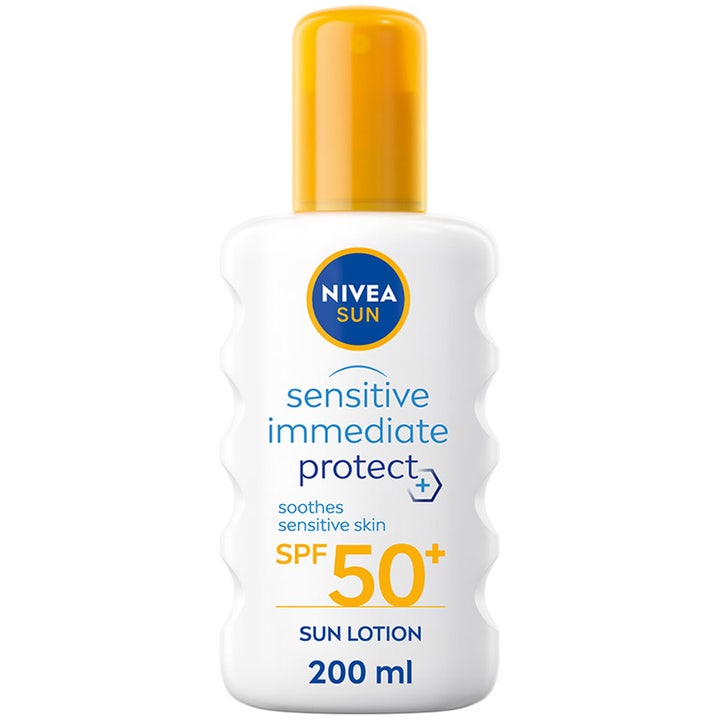 Nivea Sun Sensitive Immediate Protect 200 ml rauhoittava aurinkovoide SPF 50+ valkoisessa aaltoreunaisessa pullossa