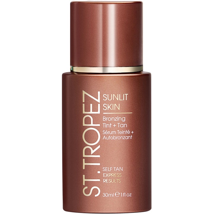 St. Tropez Sunlit Skin Bronzing Tint + Tan 30 ml hehkua antava itseruskettava seerumi metallinhohtoisessa ruskeassa pullossa