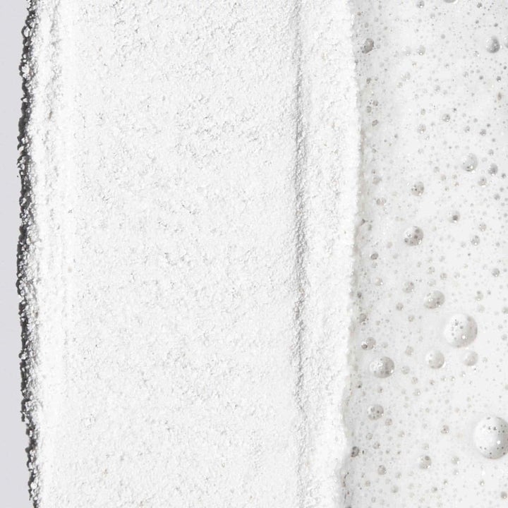 Dermalogica Smoothing Routine Kit sileyttävä ihonhoito näyttää hienojakoisen jauheen ja ilmavan vaahdon tekstuurin
