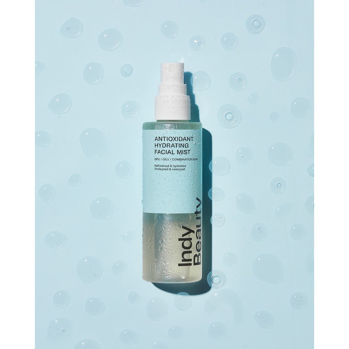 Indy Beauty Antioxidant Hydrating Facial Mist 100 ml kosteuttava kasvosuihke vaaleansinisessä vesipisarateemaisessa kuvassa