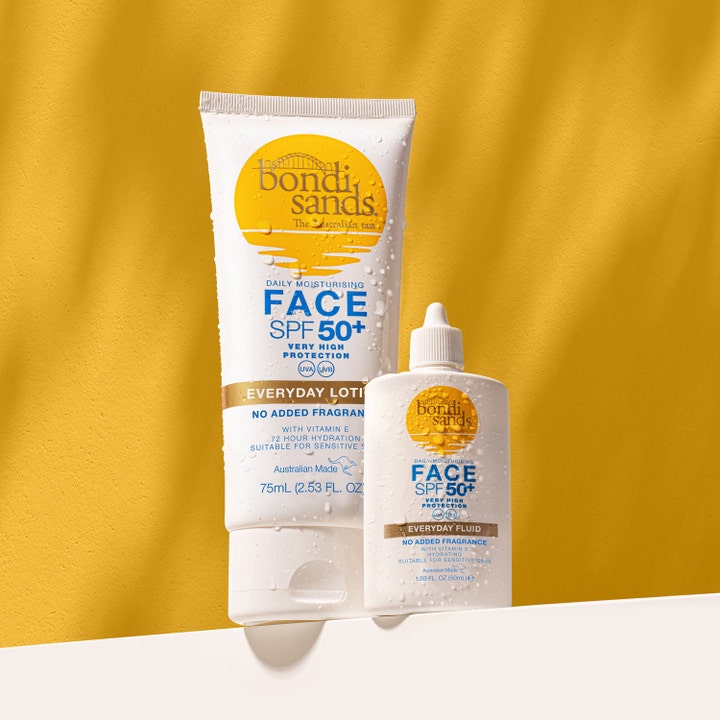 Bondi Sands SPF50+ Everyday Face Fluid 50 ml kosteuttava aurinkovoide kasvoille valkoisessa pullossa keltaisella taustalla.