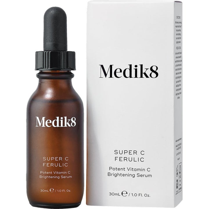 Medik8 Super C Ferulic 30 ml kirkastava C-vitamiiniseerumi ruskeassa pipettipullossa ja valkoisessa rasiassa.