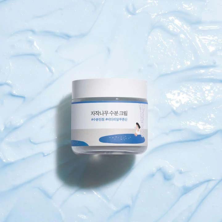 Round Lab Birch Juice Moisturizing Cream 80 ml kosteuttava kasvovoide vaaleansinisellä voidetaustalla