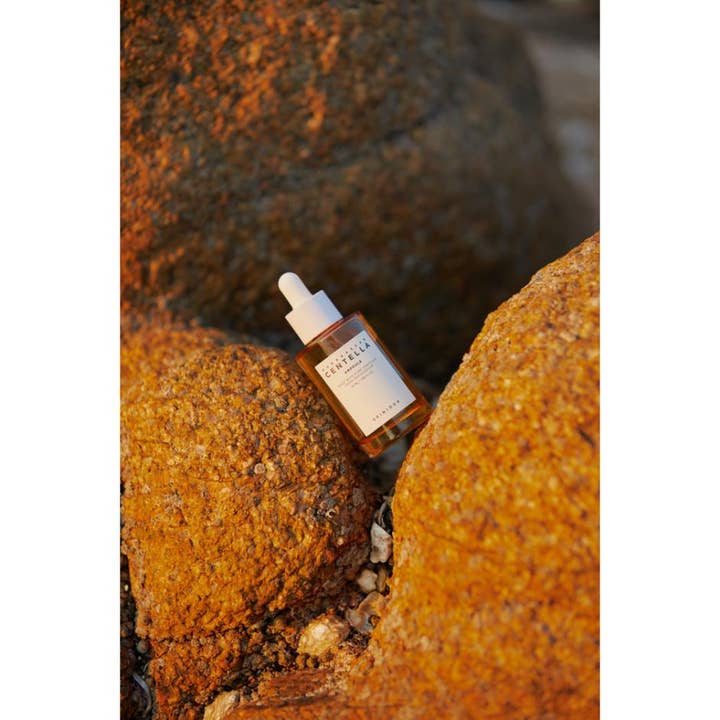 SKIN1004 Madagascar Centella Ampoule 55 ml rauhoittava seerumi lasipullossa lämpimillä kallioilla