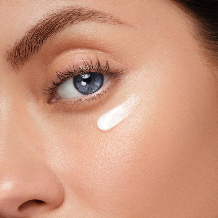 Biotherm Blue Pro-Retinol Eye Cream 15 ml silmänympärysvoide häivyttää ryppyjä valkoisessa ja sinisessä pakkauksessa.