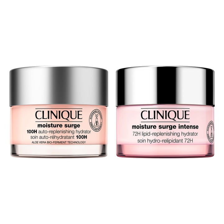 Clinique Moisture Surge 100H ja Intense kosteuttavat kasvovoiteet vaaleanpunaisissa hopeakantisissa lasipurkeissa.
