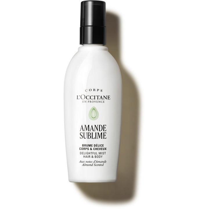 L'Occitane Amande Sublime Delightful Mist hius- ja vartalosuihke antaa mantelin tuoksua valkoisessa pullossa mustalla korkilla