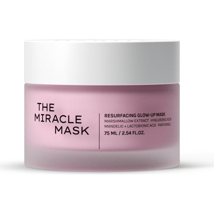 The Miracle Mask 75 ml kuoriva ja heleyttävä kasvonaamio vaaleanpunaisessa huurrelasipurkissa valkoisella kannella.