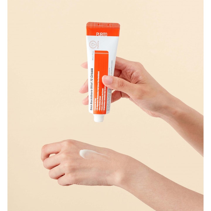 Purito Sea Buckthorn Vital 70 Cream 50 ml kirkastava kasvovoide oranssivalkoisessa tuubissa ja koostumus kädellä.