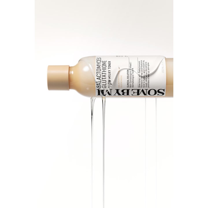 Some By Mi Galactomyces Glutathione Glow Milky Toner 200 ml kirkastava kasvovesi ja valuva maitomainen koostumus