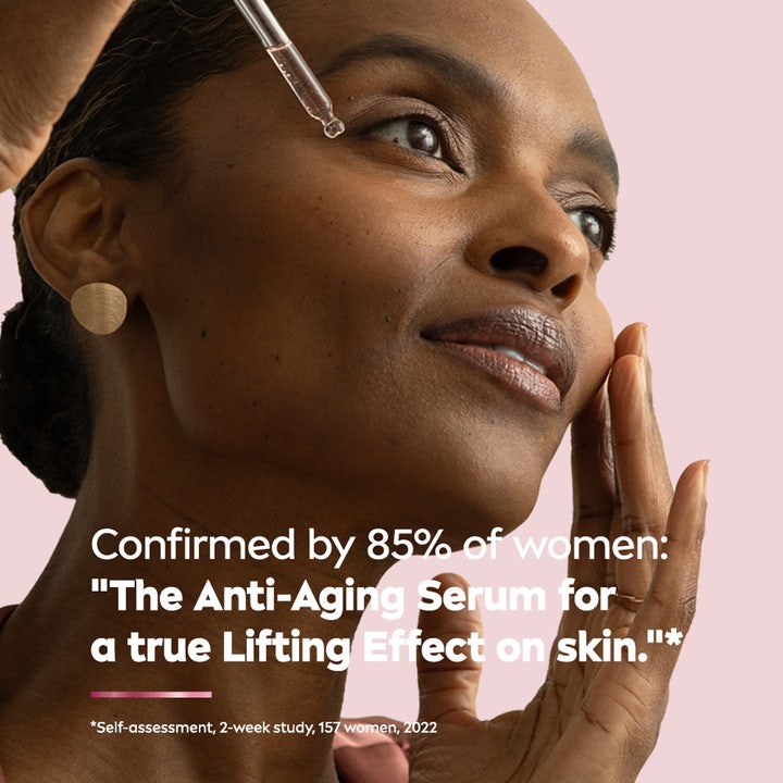 NIVEA Cellular Expert Lift 3-zone Lift Serum 30 ml kiinteyttävä seerumi nainen levittää tuotetta pipetillä.