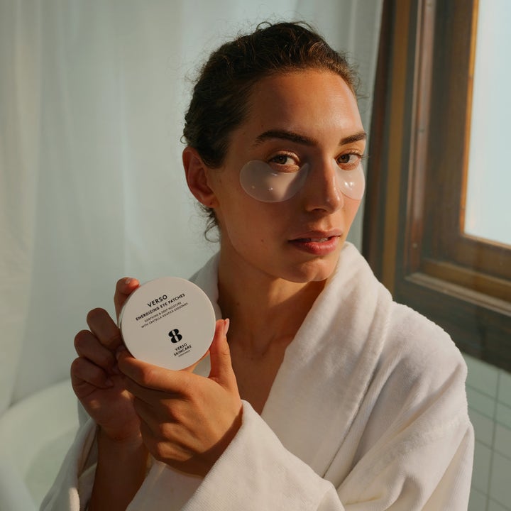 Verso N°8 Energizing Eye Patches 30 kpl virkistävät silmänympärysnaamiot nainen pitelee valkoista purkkia