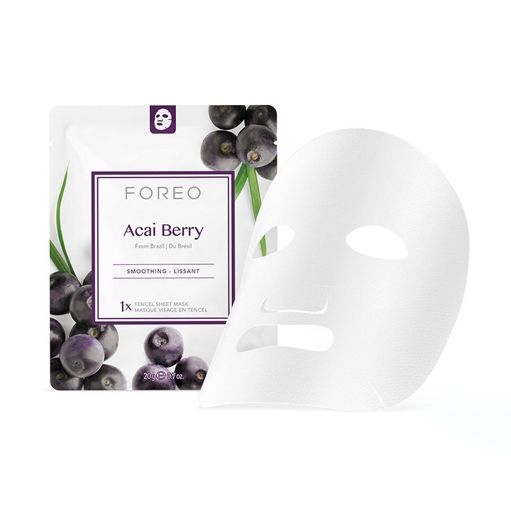 FOREO Farm To Face Acai Berry 20 g kangasmaski silottaa ihoa acaimarjoja kuvaavan pakkauksen vieressä.
