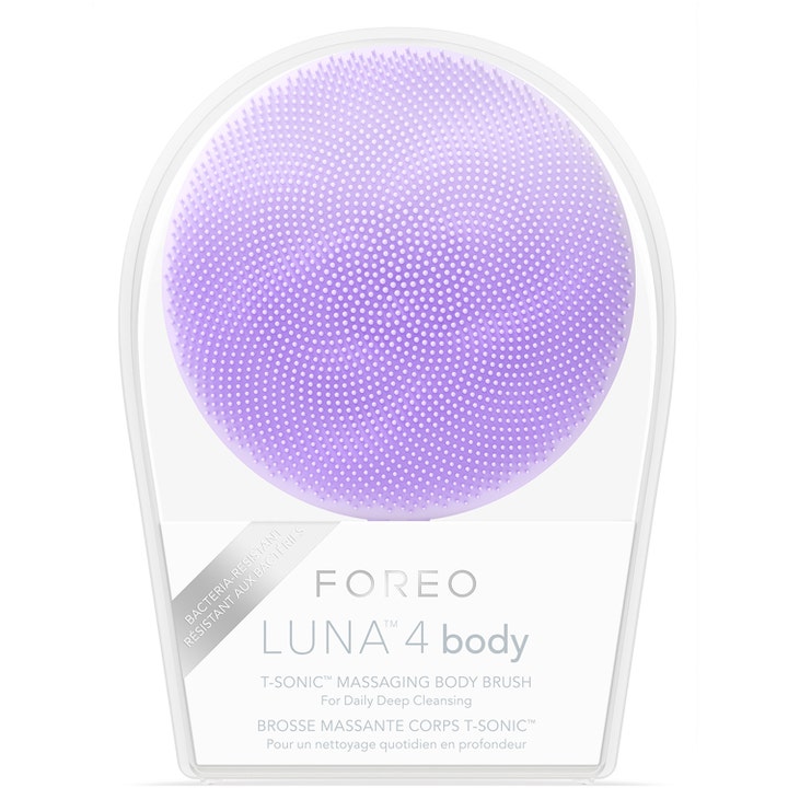 FOREO LUNA 4 body Lavender 1 kpl syväpuhdistava vartaloharja on laventelinvärinen ja pakattu valkoiseen koteloon.