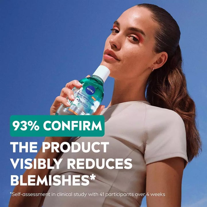 NIVEA Derma Skin Clear Micellar Water 400 ml misellivesi vähentää epäpuhtauksia nainen pitelee pulloa ulkona.