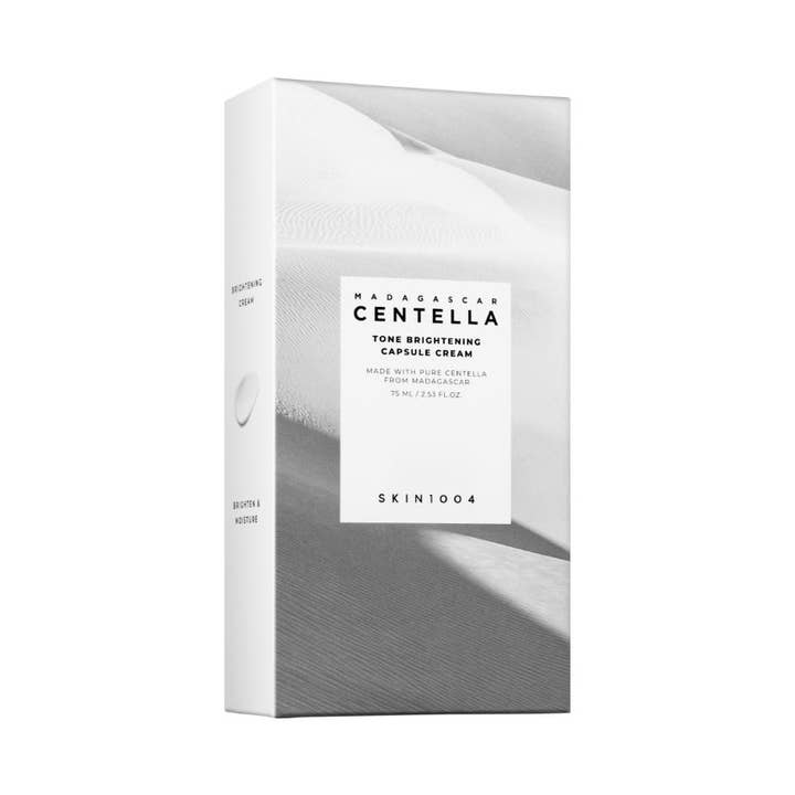 SKIN1004 Madagascar Centella Tone Brightening Capsule Cream 75 ml kirkastava kasvovoide valkoisessa dyynikuvioisessa kotelossa.