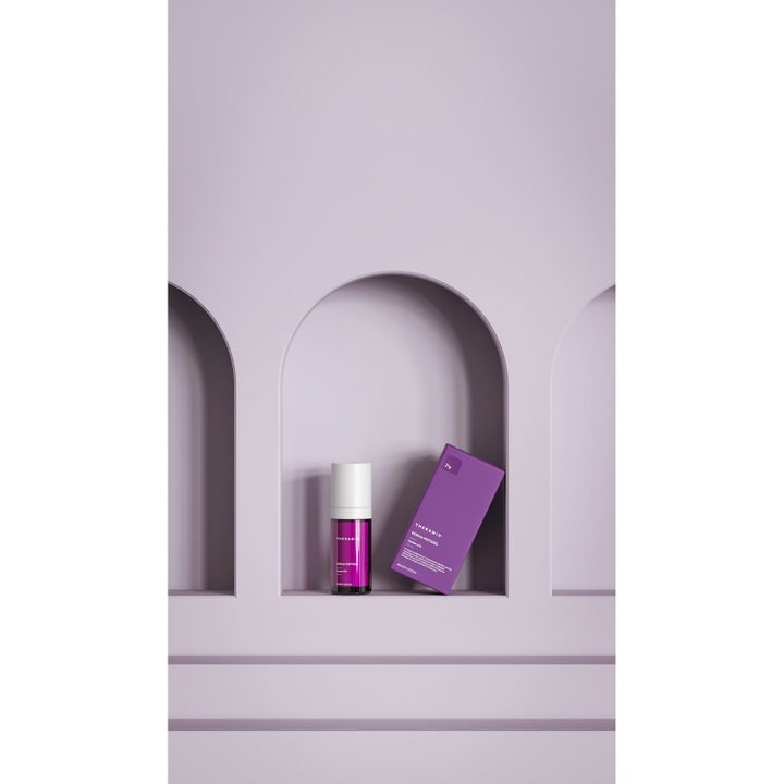 Niche Beauty Lab Peptide Power 80 ml vahvistava seerumi liilassa pumppupullossa ja pakkauksessa kaaren sisällä.