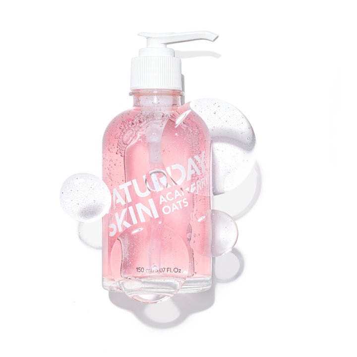 Saturday Skin Acai Berry + Oats 150 ml puhdistusgeeli kirkastaa ihoa vaaleanpunaisessa pumppupullossa.