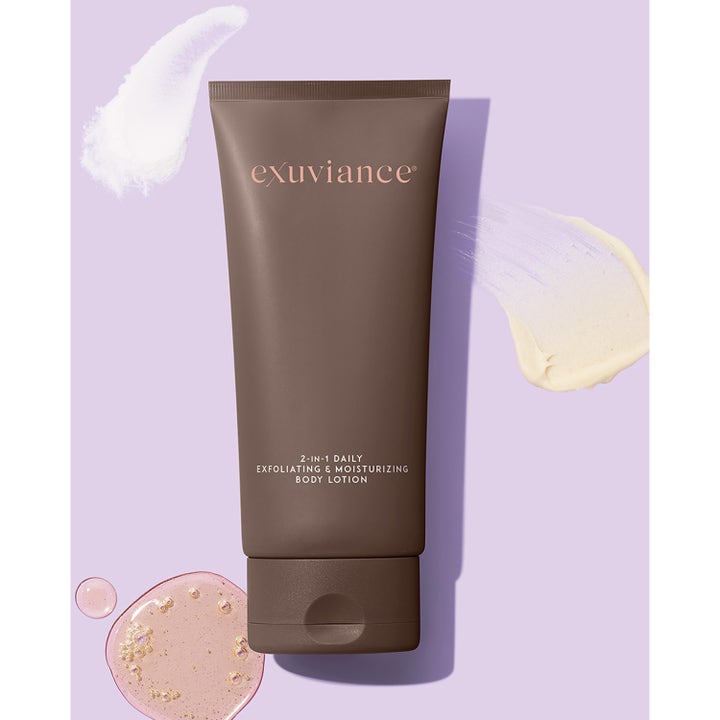Exuviance 2 in 1 Daily Exfoliating & Moisturizing Body Lotion 177 ml silottava voide ruskeassa tuubissa liilalla taustalla