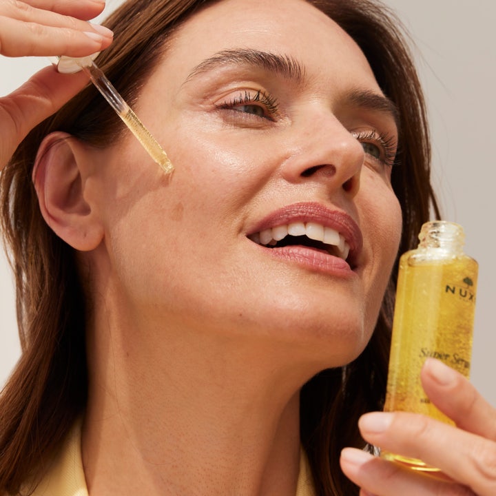 Nuxe Super Serum [10] 50 ml anti-age-seerumi ihoa nuorentavilla mikropalloilla kultaisessa pipettipullossa