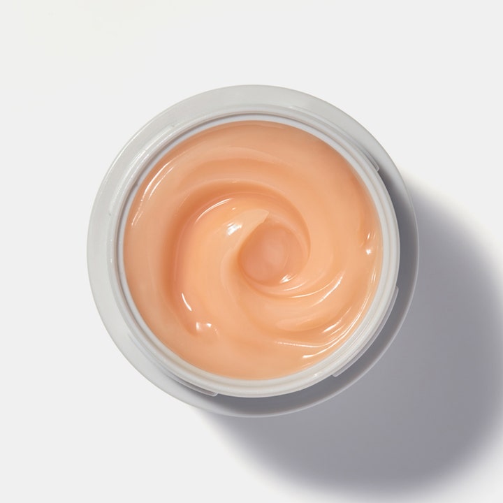 Elizabeth Arden Eight Hour Cream Nighttime Miracle Moisturizer 50 ml ravitseva yövoide ja sen persikanvärinen täyteläinen koostumus.