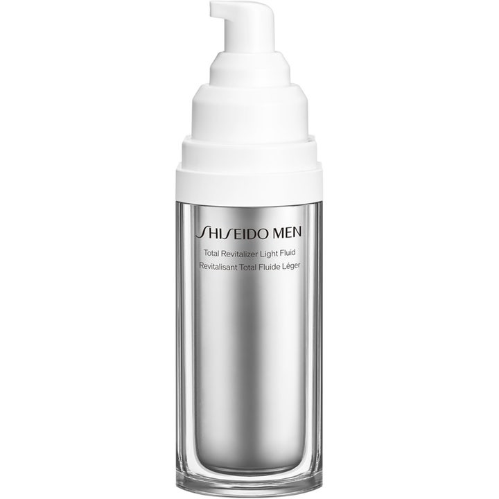 Shiseido Men Total Revitalizer Light Fluid 70 ml elvyttävä kasvovoide hopeisessa pullossa valkoisella pumpulla