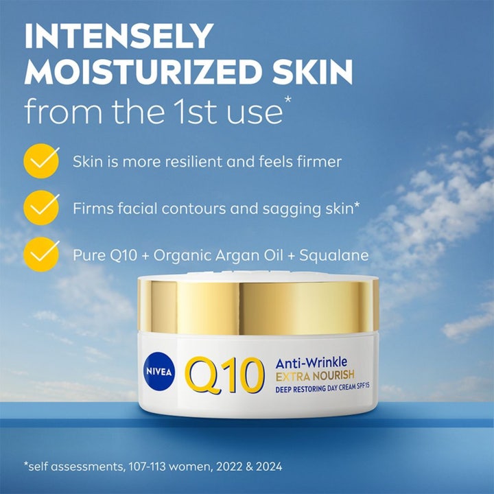 NIVEA Q10 Extra Nourish Day Cream 50 ml ravitseva päivävoide kultakantisessa purkissa sinistä taivasta vasten