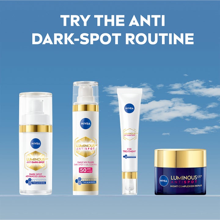 NIVEA Luminous630 Anti Dark-Spot Eye Treatment 15 ml silmänympärysvoide osana kirkastavaa rutiinia sinisellä taivaalla.