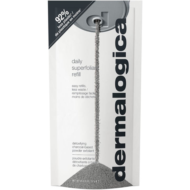 Dermalogica Daily Superfoliant Refill 57 g syväpuhdistava kuorintajauhe valkoisessa pussissa josta valuu harmaata jauhetta