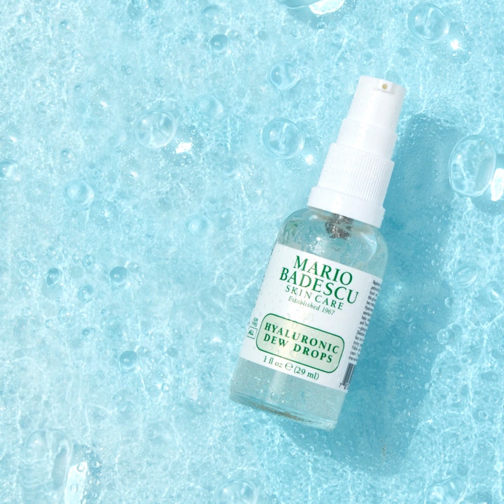 Mario Badescu Hyaluronic Dew Drops 29 ml kosteuttava seerumi vesikuplien ympäröimässä lasipullossa.