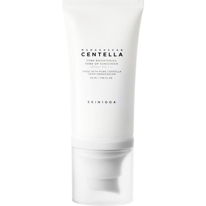 SKIN1004 Madagascar Centella Tone-Up Sunscreen 50 ml kirkastava aurinkovoide valkoisessa pumpullisessa tuubissa