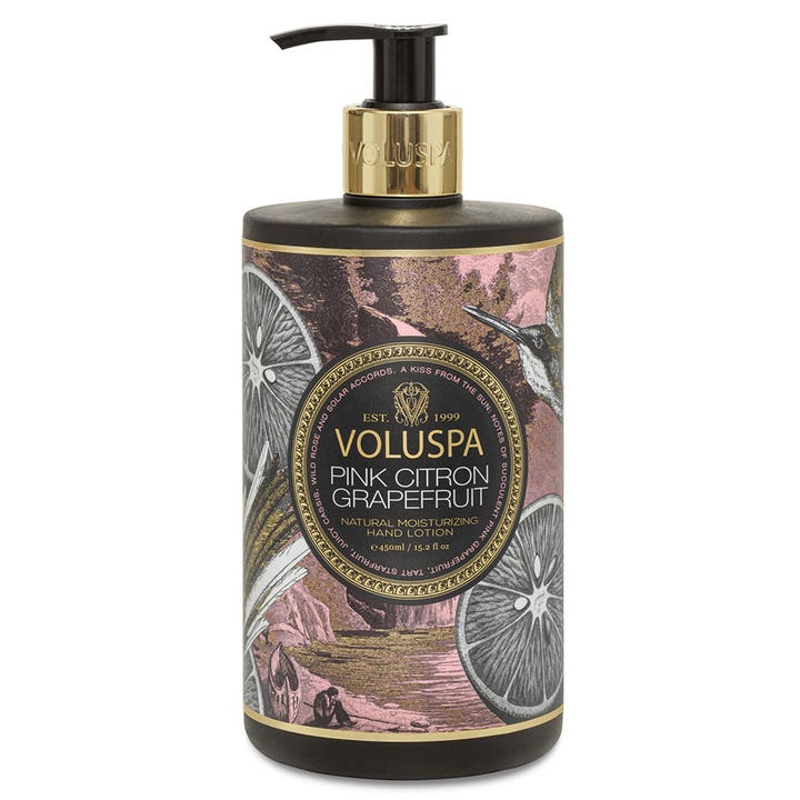 Voluspa Pink Citron Grapefruit 450 ml kosteuttava käsiemulsio mustassa pullossa kultaisella pumpulla ja etiketin kuvioinnilla