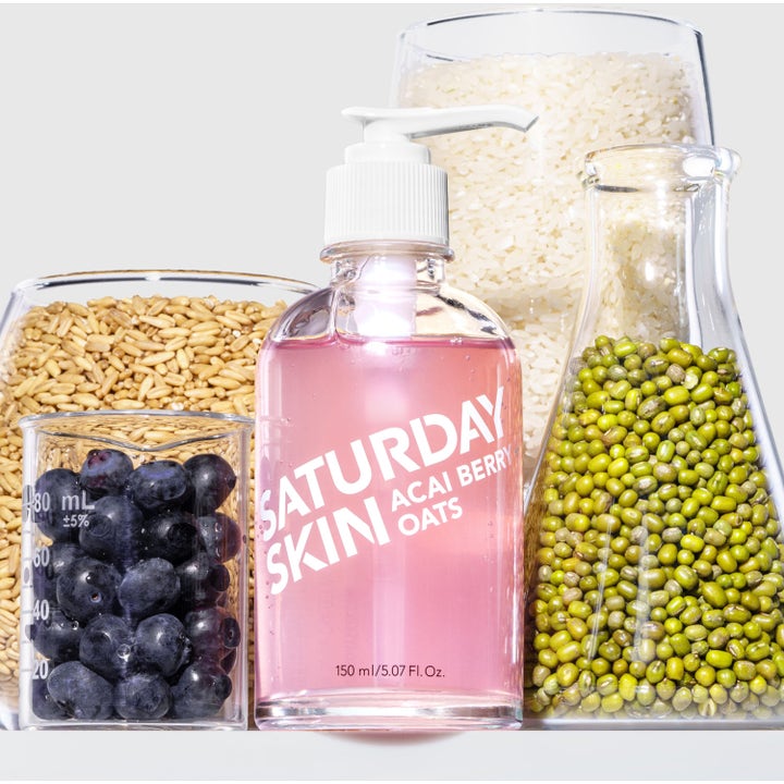 Saturday Skin Acai Berry + Oats 150 ml puhdistusgeeli ja ainesosat kuten acai-marjat ja kaura laboratoriolaseissa.