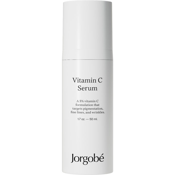 Jorgobé Vitamin C Serum 50 ml kirkastava seerumi valkoisessa pumppupullossa vähentämään pigmenttimuutoksia.