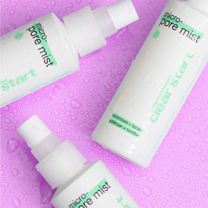 Dermalogica Clear Start Micro-Pore Mist 118 ml supistava kasvovesi valkoisissa pulloissa lilalla pisarataustalla.