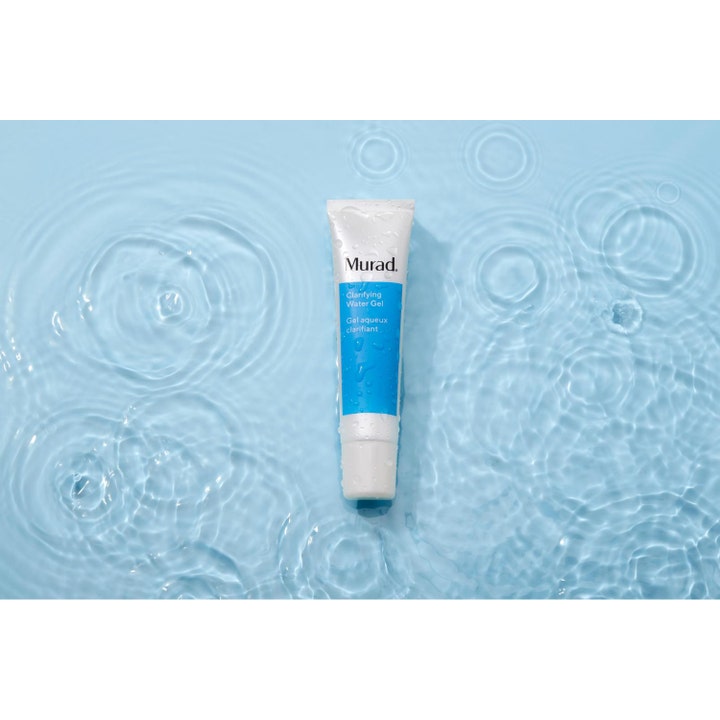 Murad Clarifying Water Gel 60 ml kirkastava kasvogeeli valkoisessa tuubissa aaltoilevan veden päällä