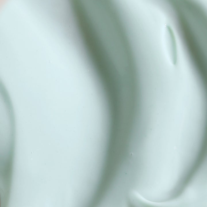 KORA Organics Active Algae Lightweight Moisturizer 50 ml kosteuttava kasvovoide vaaleanvihreällä ja kermaisella koostumuksella.