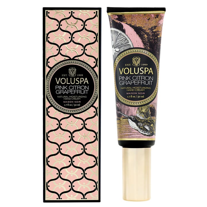 Voluspa Pink Citron Grapefruit 50 ml kosteuttava käsivoide vaaleanpunaisessa tuubissa ja koristellussa pakkauksessa.