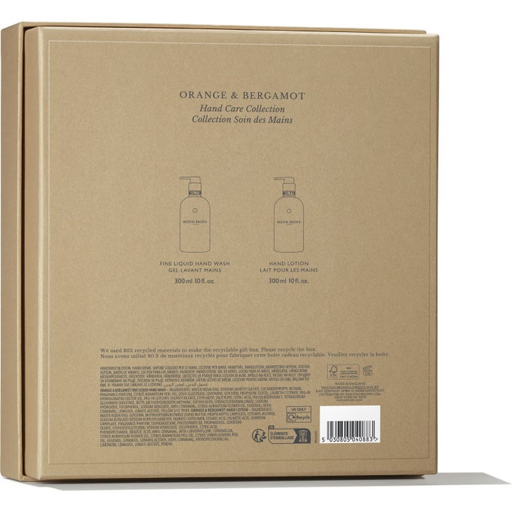 Molton Brown Orange & Bergamot Hand Care Collection 600 ml käsihoitosetti beigen pahvisen lahjapakkauksen takana.