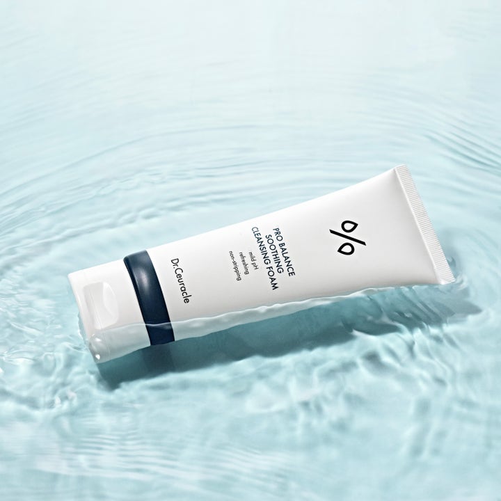 Dr. Ceuracle Pro Balance Soothing Cleansing Foam 150 ml rauhoittava puhdistusvaahto valkoisessa tuubissa kirkkaassa vedessä