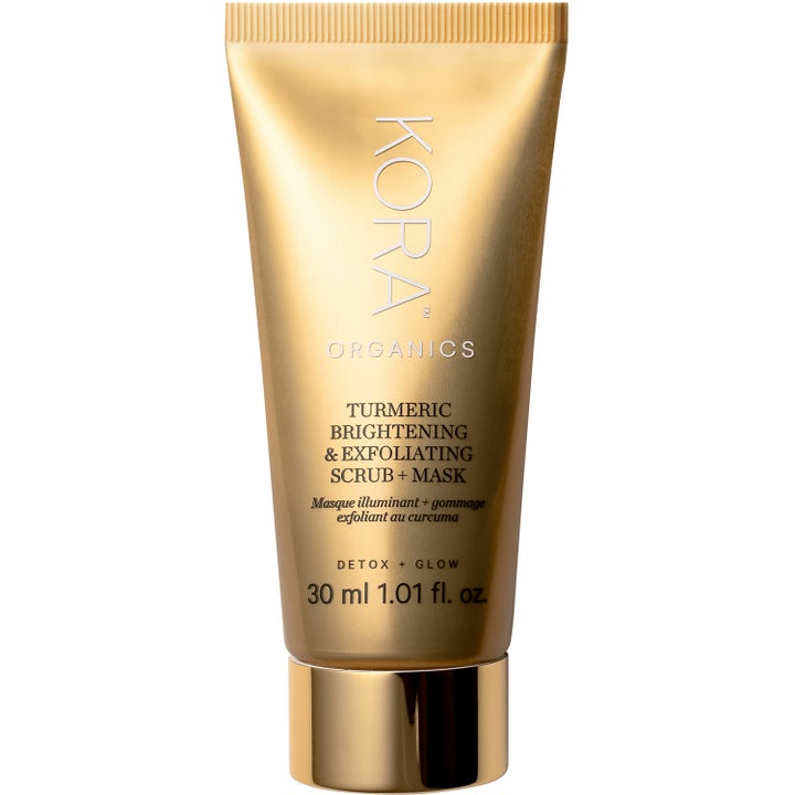 KORA Organics Turmeric Brightening & Exfoliating Scrub + Mask 30 ml heleyttävä kuorintanaamio kultaisessa tuubissa