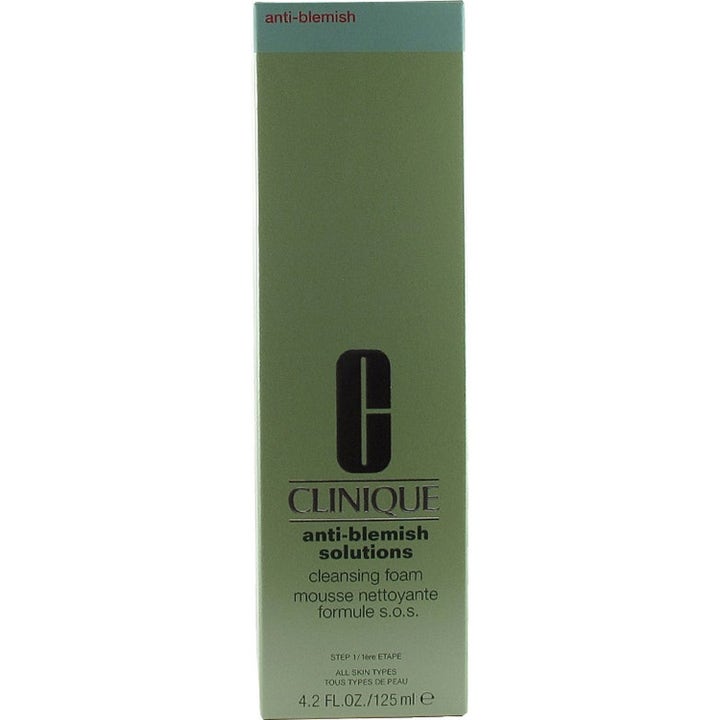 Clinique Anti-Blemish Solutions Cleansing Foam 125 ml puhdistusvaahto epäpuhtauksia vastaan vihreässä pakkauksessa.