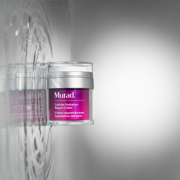 Murad Cellular Hydration Repair Cream 50 ml kosteuttava kasvovoide liilassa purkissa vesiaaltojen edessä.
