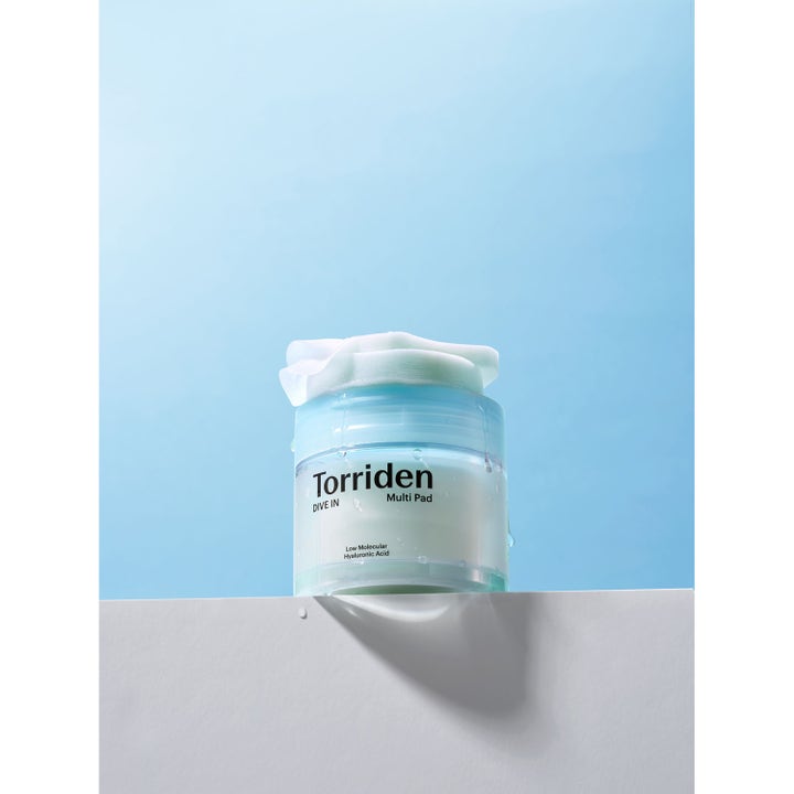 Torriden DIVE-IN Multi Pad 160 ml kosteuttavat kasvovesilaput vaaleansinisessä purkissa vesipisaroiden kera.