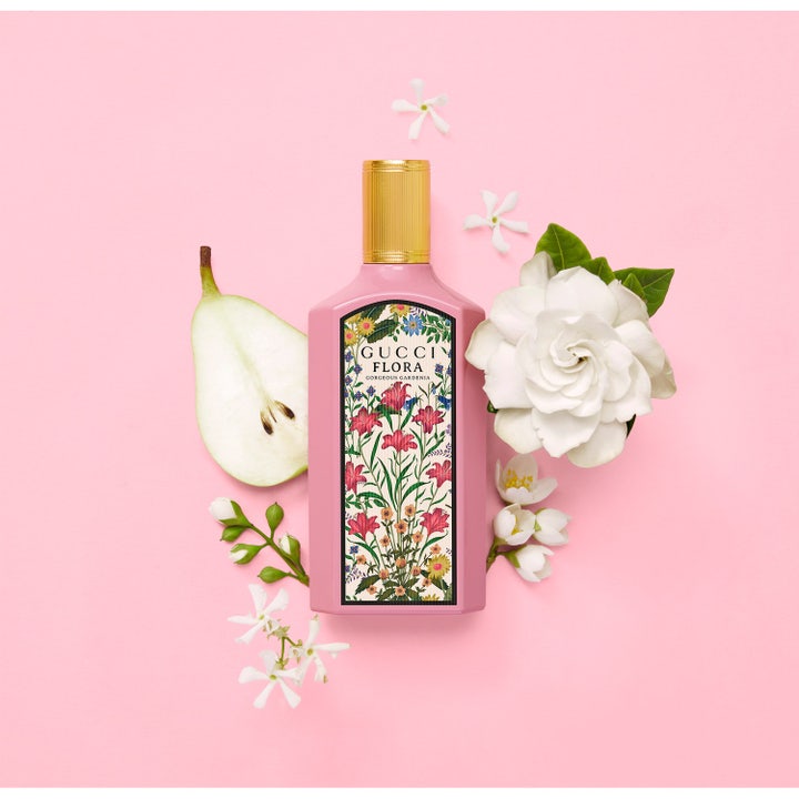 Gucci Flora Gorgeous Gardenia EdP 50 ml naisten tuoksupullo päärynän ja valkoisten kukkien ympäröimänä
